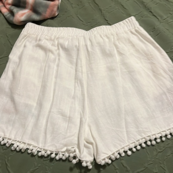 White cotton shorts by Umgee. Cute little hassle fringe and embroidered rosette - Picture 6 of 6